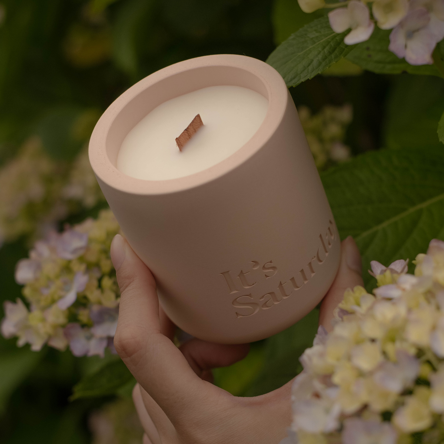It's Saturday! No.007 山丘上的繡球花 - 亮粉水泥香氛蠟燭 Wooden Wick Candle