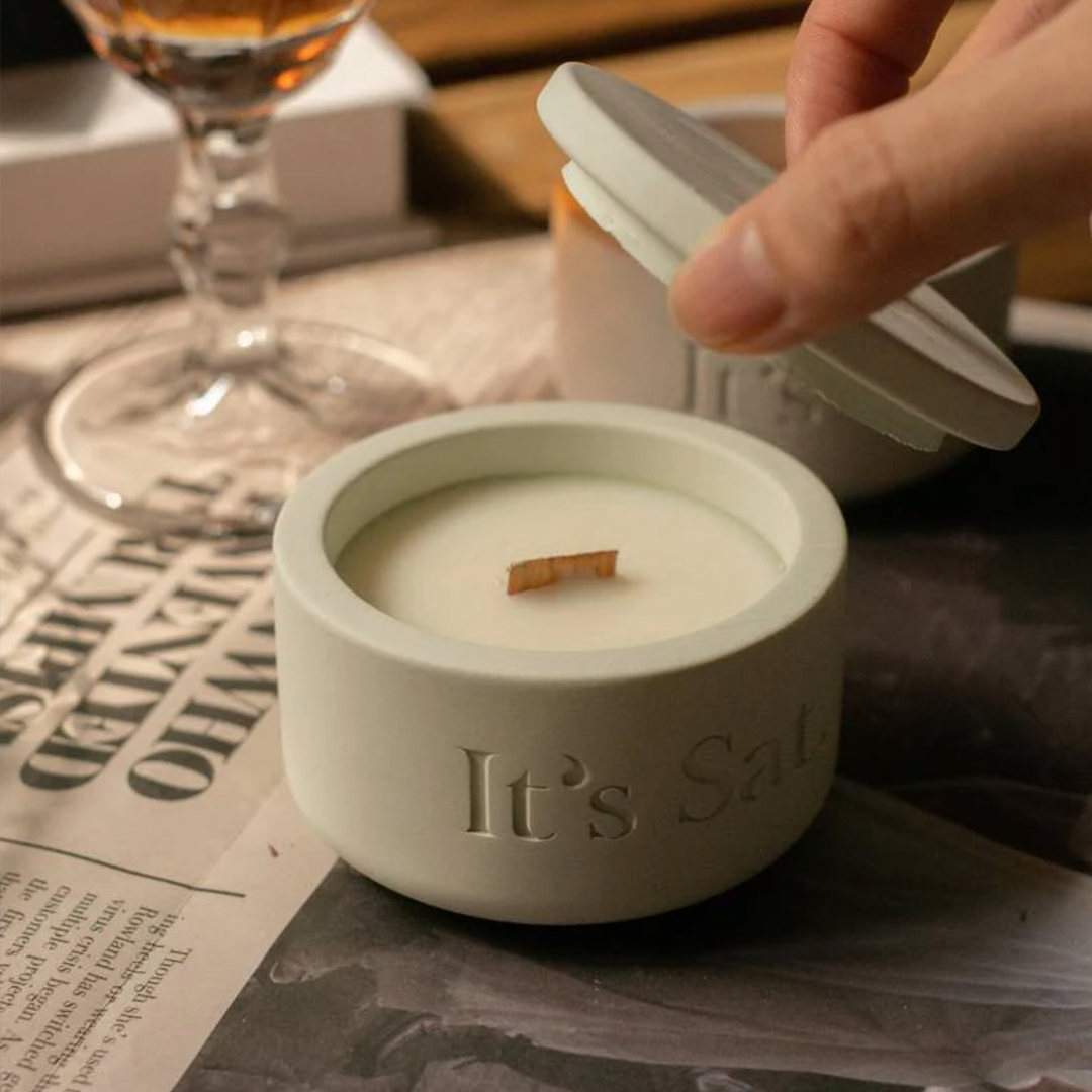It's Saturday! No.008 酪日島嶼 - 酪梨綠水泥香氛蠟燭 Wooden Wick Candle
