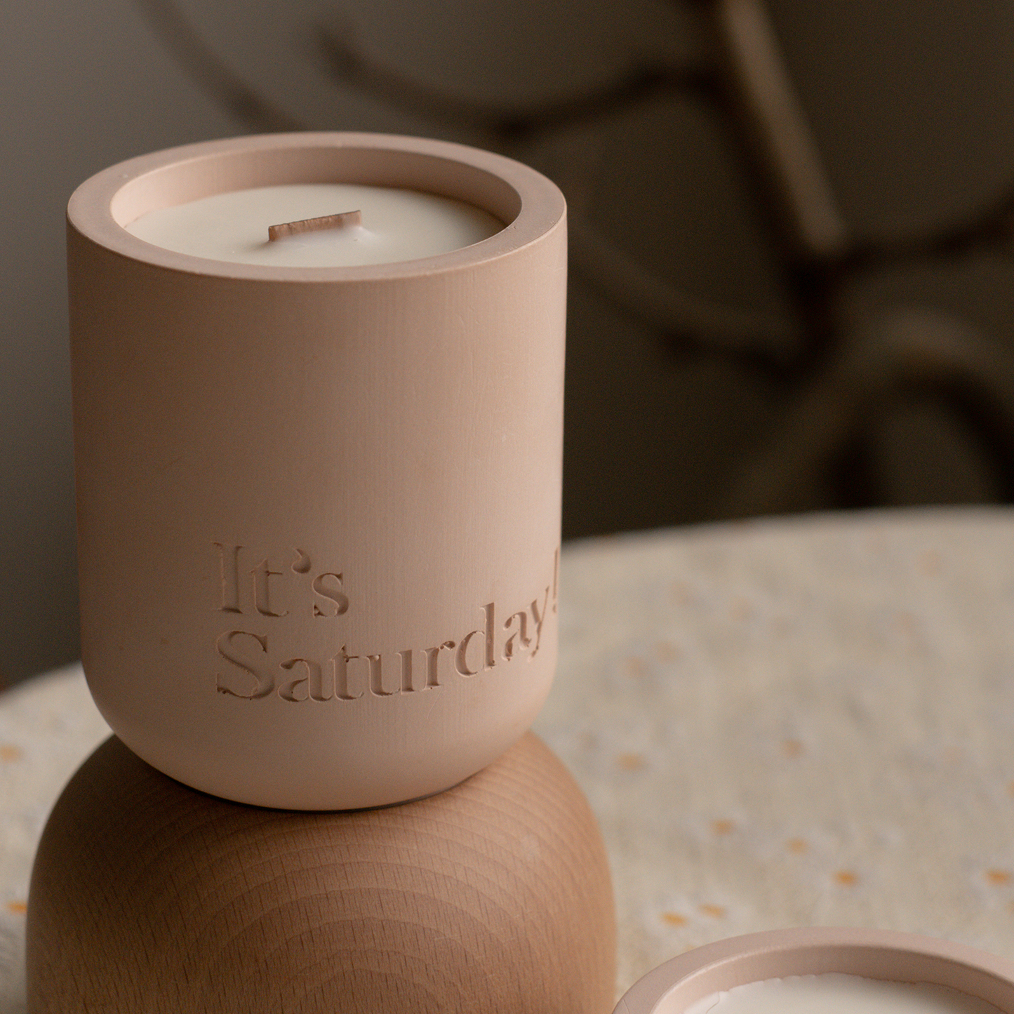 It's Saturday! No.012 逃進博物館 - 乾燥粉水泥香氛蠟燭 Wooden Wick Candle \寵物友善 Pet-friendly/