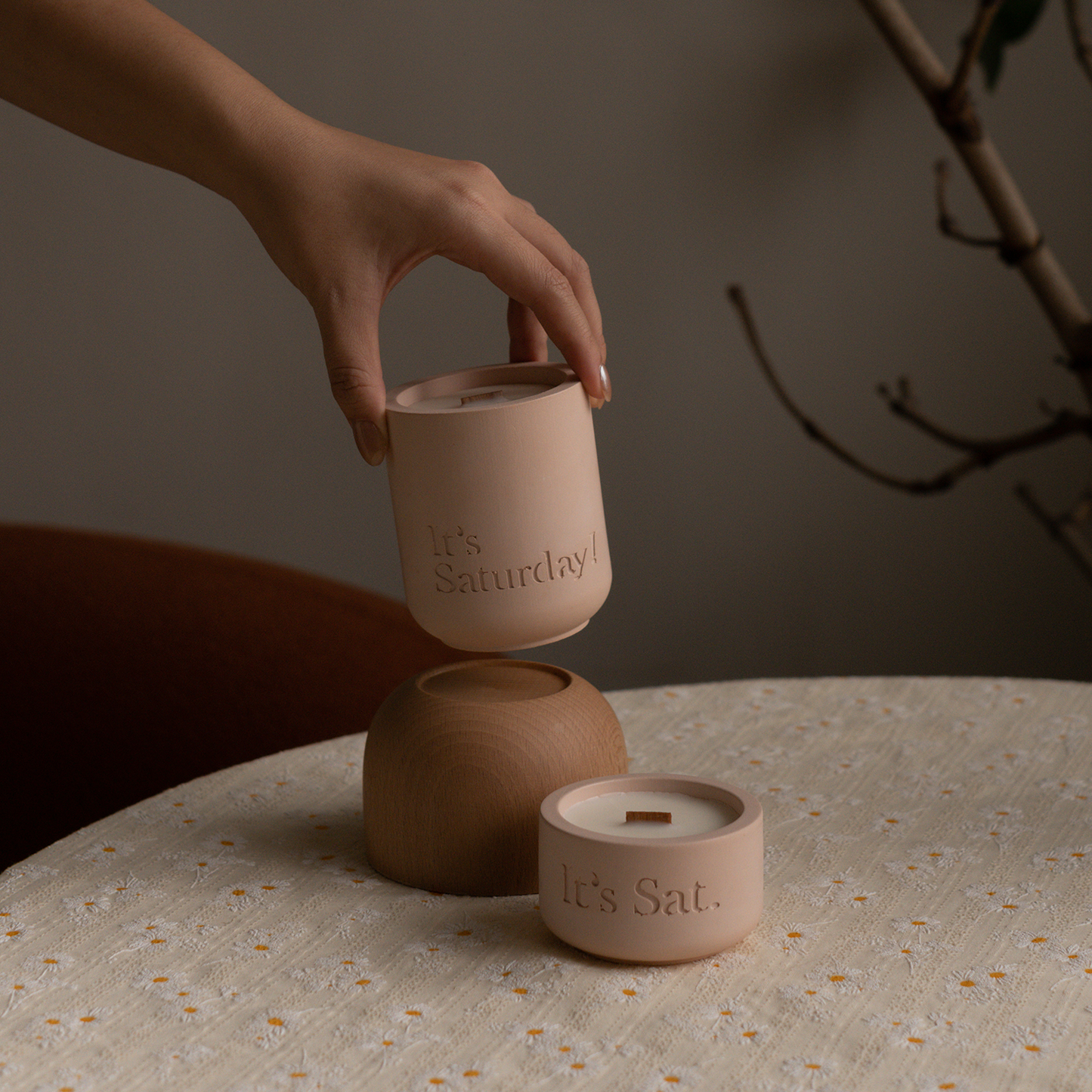It's Saturday! No.012 逃進博物館 - 乾燥粉水泥香氛蠟燭 Wooden Wick Candle \寵物友善 Pet-friendly/