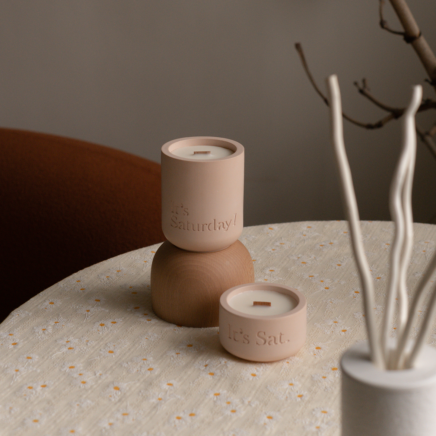 It's Saturday! No.012 逃進博物館 - 乾燥粉水泥香氛蠟燭 Wooden Wick Candle \寵物友善 Pet-friendly/