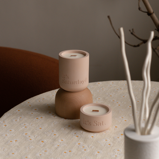 It's Saturday! No.012 逃進博物館 - 乾燥粉水泥香氛蠟燭 Wooden Wick Candle \寵物友善 Pet-friendly/