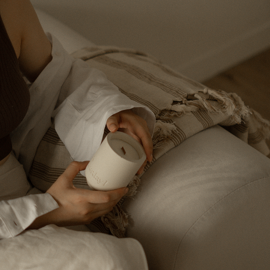 It's Saturday! No.018 寂靜沙丘 - 杏仁米水泥香氛蠟燭 Wooden Wick Candle