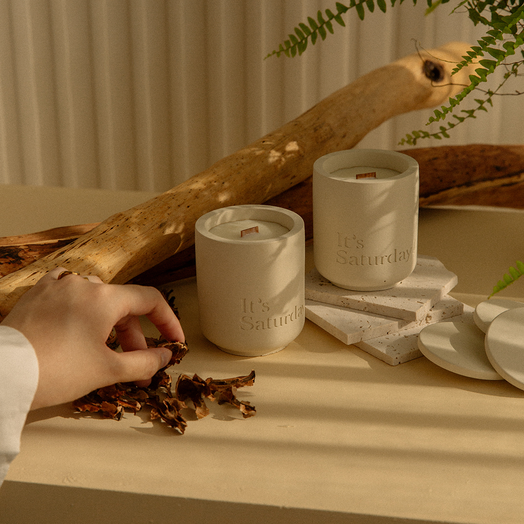 It's Saturday! No.018 寂靜沙丘 - 杏仁米水泥香氛蠟燭 Wooden Wick Candle