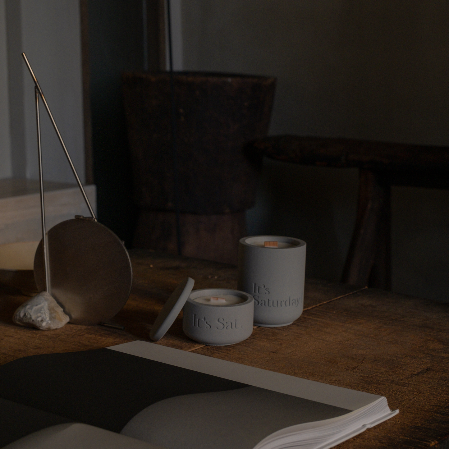 It's Saturday! No.021 盾牌 - 霧霾藍水泥香氛蠟燭 Wooden Wick Candle