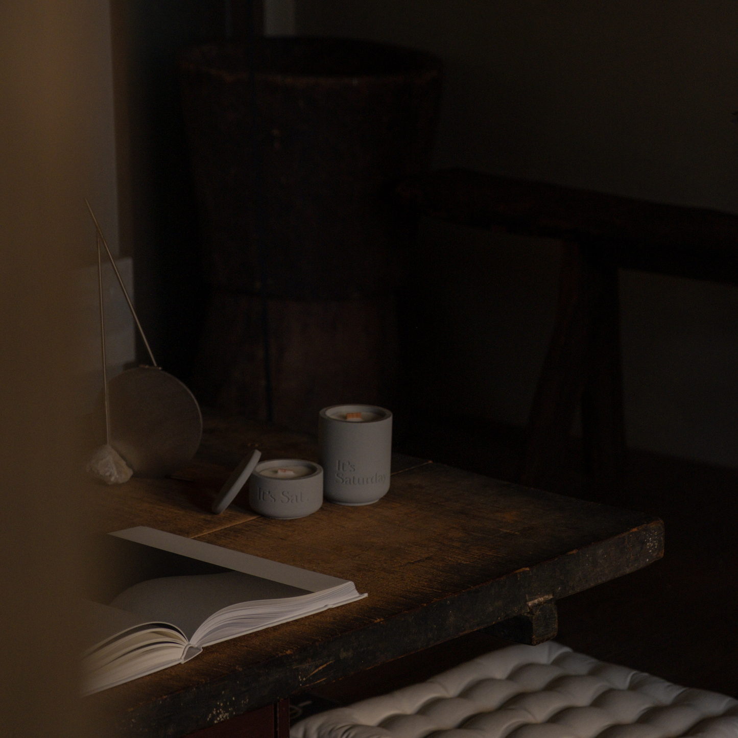 It's Saturday! No.021 盾牌 - 霧霾藍水泥香氛蠟燭 Wooden Wick Candle