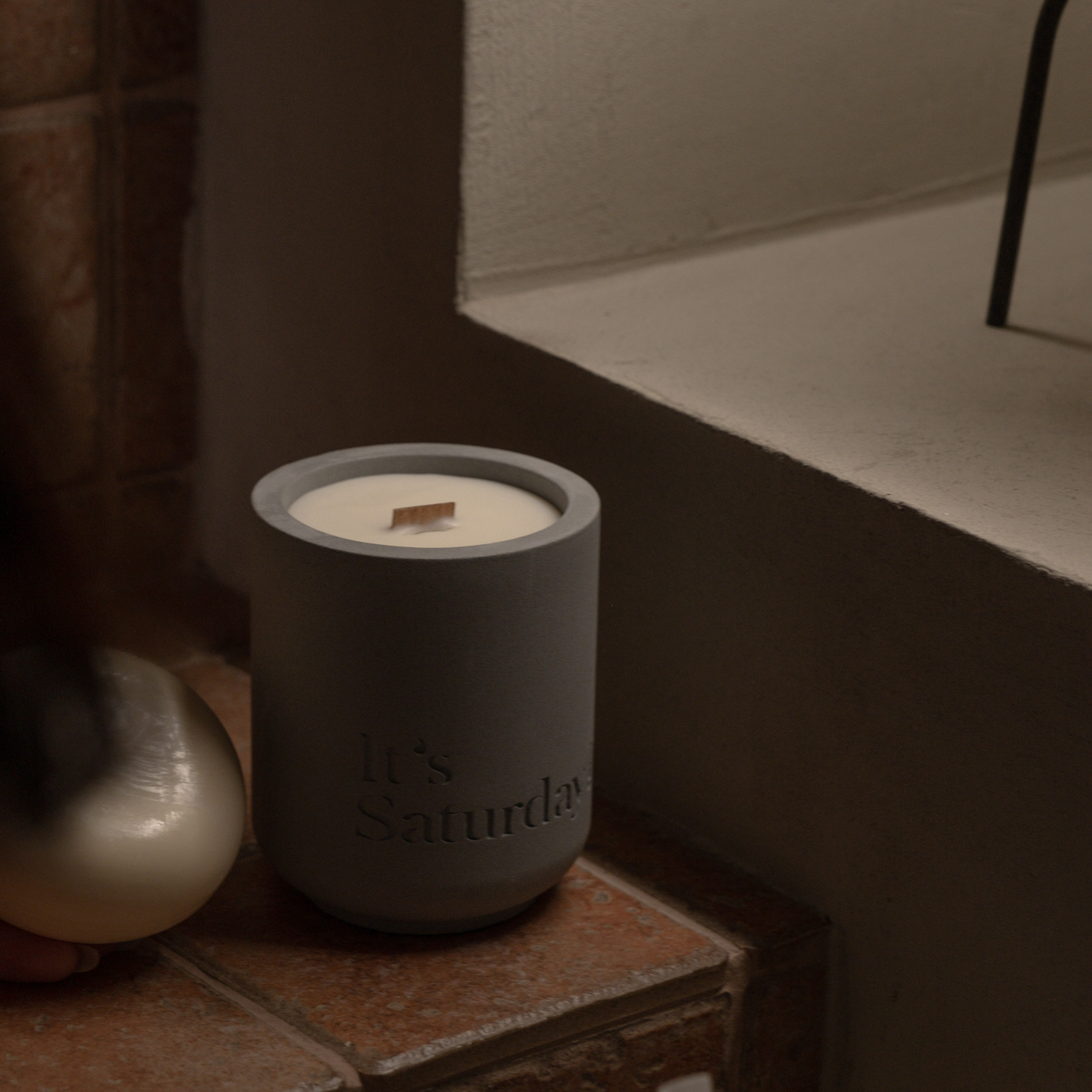 It's Saturday! No.021 盾牌 - 霧霾藍水泥香氛蠟燭 Wooden Wick Candle