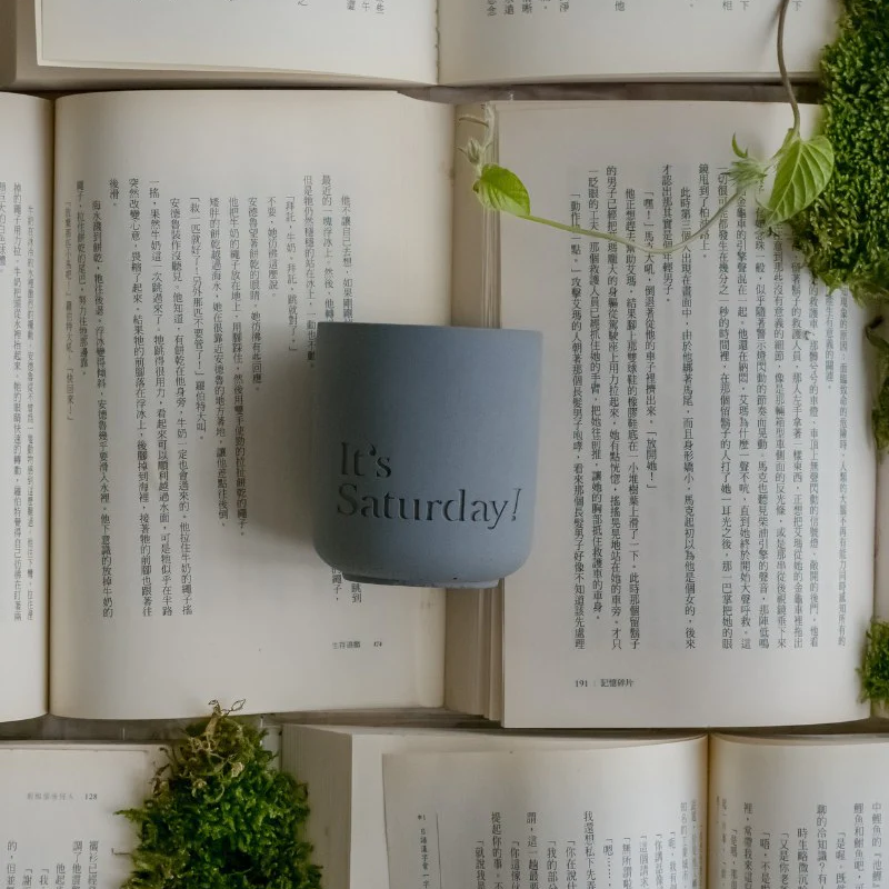 It's Saturday! BOOK 100 紙上城市 - 圖書系列水泥香氛蠟燭 Wooden Wick Candle