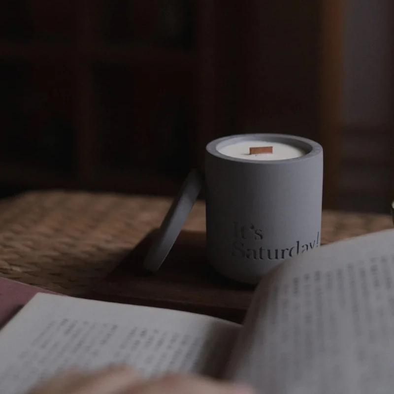 It's Saturday! BOOK 100 紙上城市 - 圖書系列水泥香氛蠟燭 Wooden Wick Candle