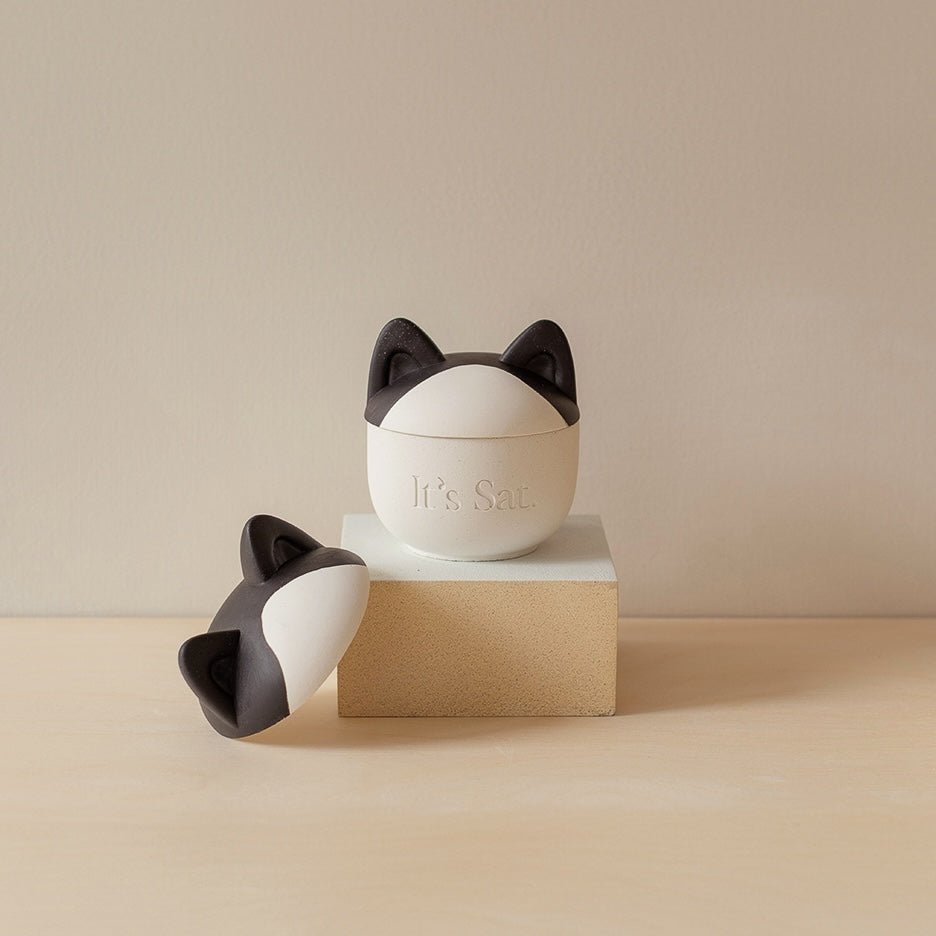 *PRE-ORDER* It's Saturday!【 Aibo 陪伴寵物系列 】限量貓耳朵手繪款 - 賓士貓水泥香氛蠟燭 Wooden Wick Candle \寵物友善 Pet-friendly/