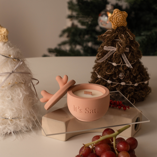 It's Saturday! 🎄聖誕限定鹿角款🦌花香木質調 - 暖冬聖誕紅水泥香氛蠟燭 Wooden Wick Candle \寵物友善 Pet-friendly/