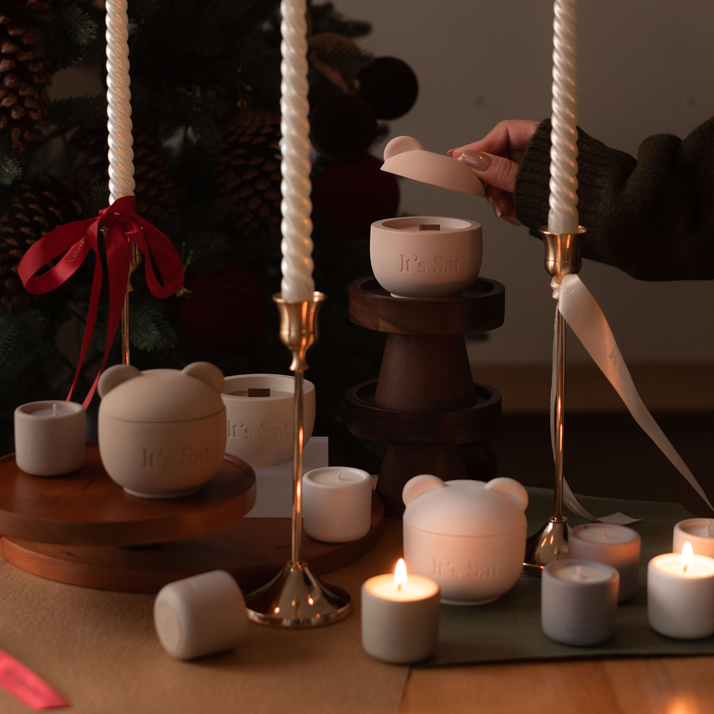 It's Saturday! 🎄聖誕限定膚熊款 - 木質馥奇調 - 禮物日 Gift Day 水泥香氛蠟燭 Wooden Wick Candle