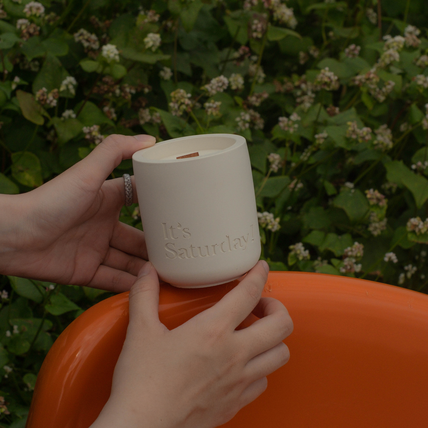 It's Saturday! No.006 晨光橘夏 - 杏仁米水泥香氛蠟燭 Wooden Wick Candle