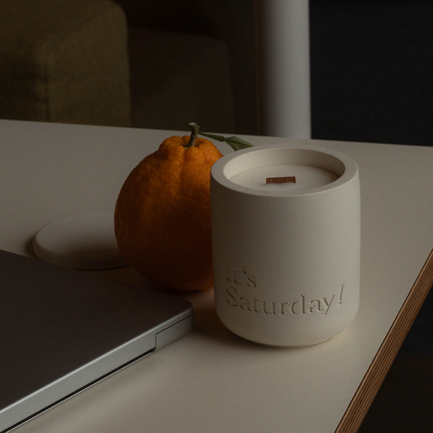It's Saturday! No.006 晨光橘夏 - 杏仁米水泥香氛蠟燭 Wooden Wick Candle