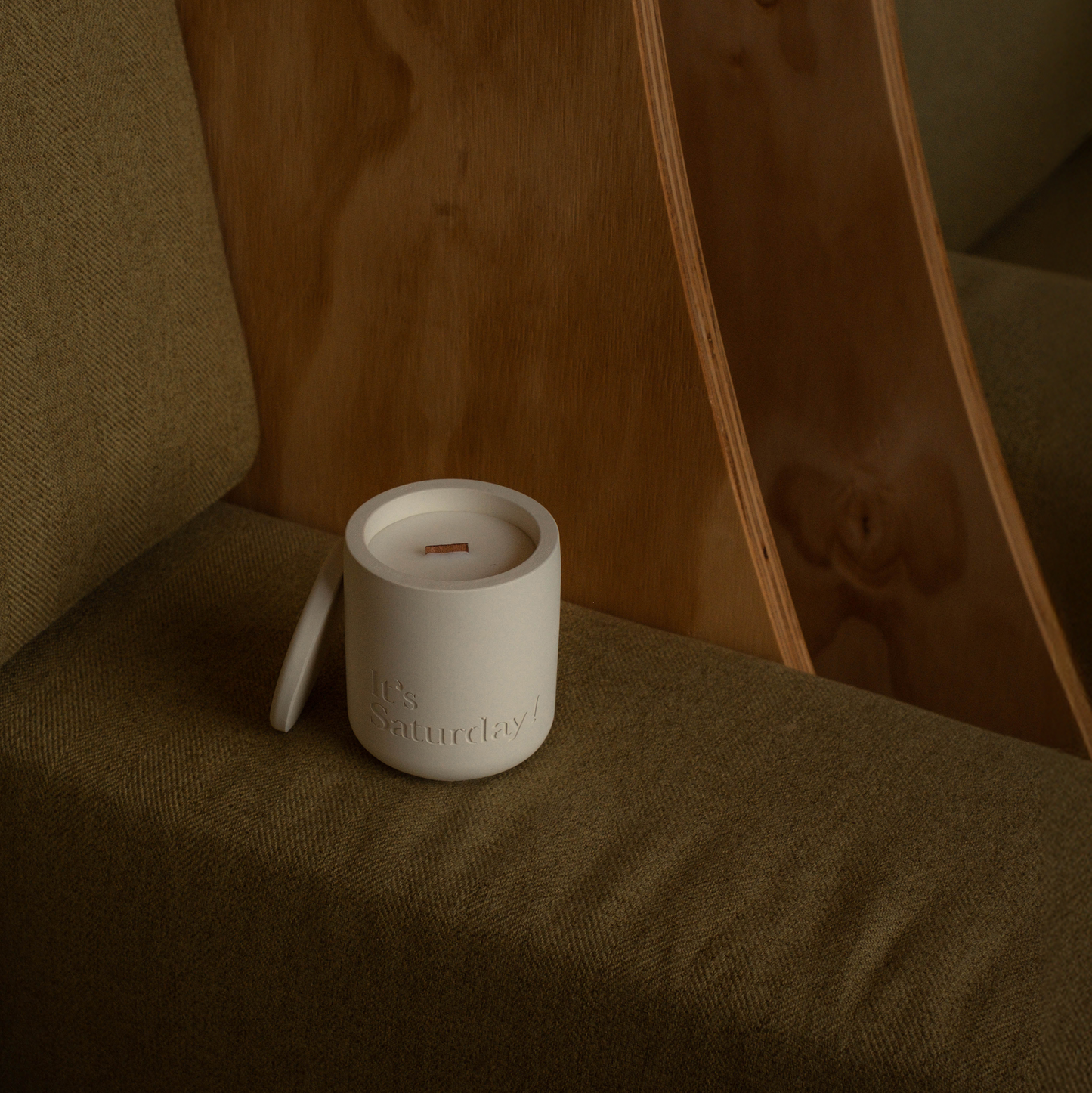 It's Saturday! No.006 晨光橘夏 - 杏仁米水泥香氛蠟燭 Wooden Wick Candle