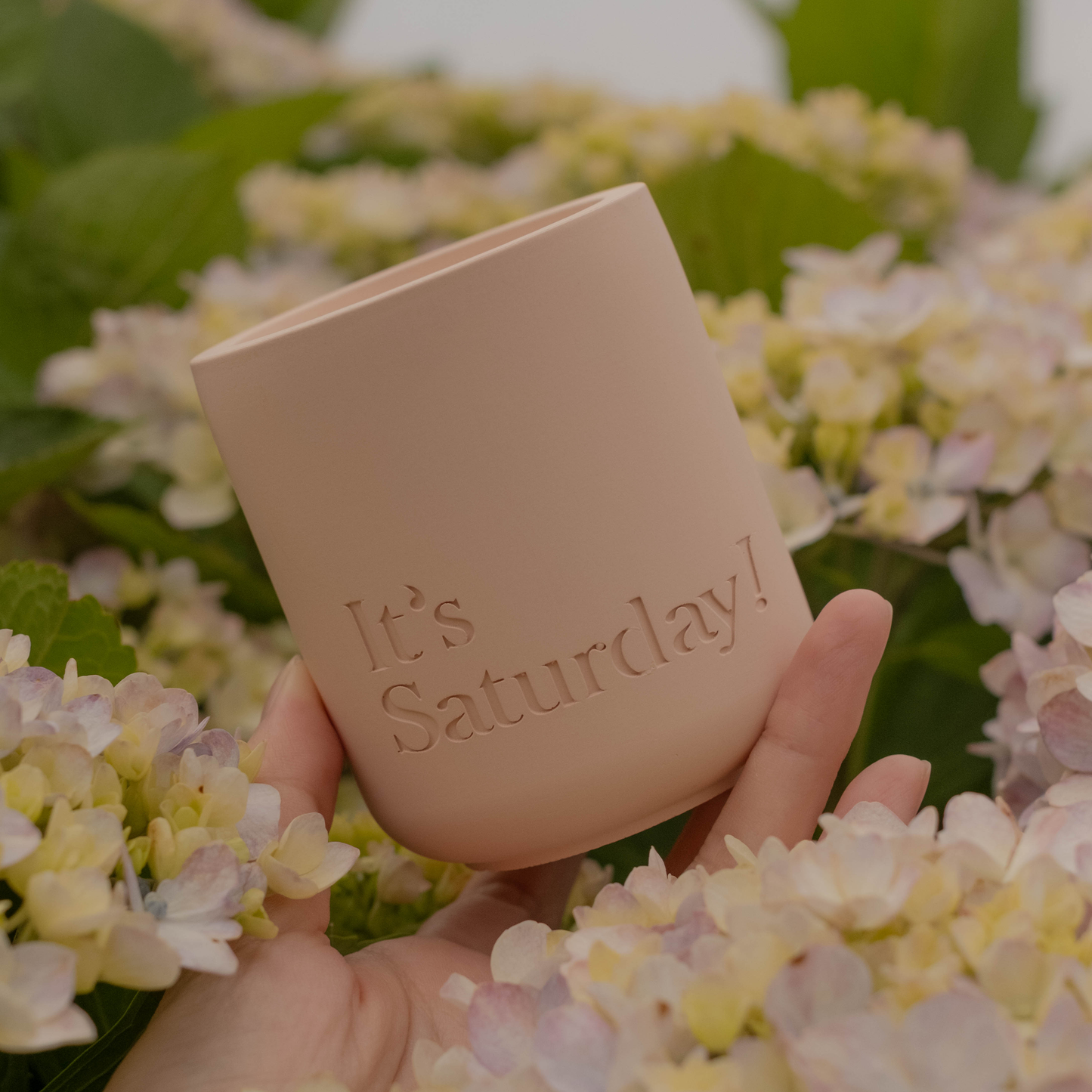 It's Saturday! No.007 山丘上的繡球花 - 亮粉水泥香氛蠟燭 Wooden Wick Candle