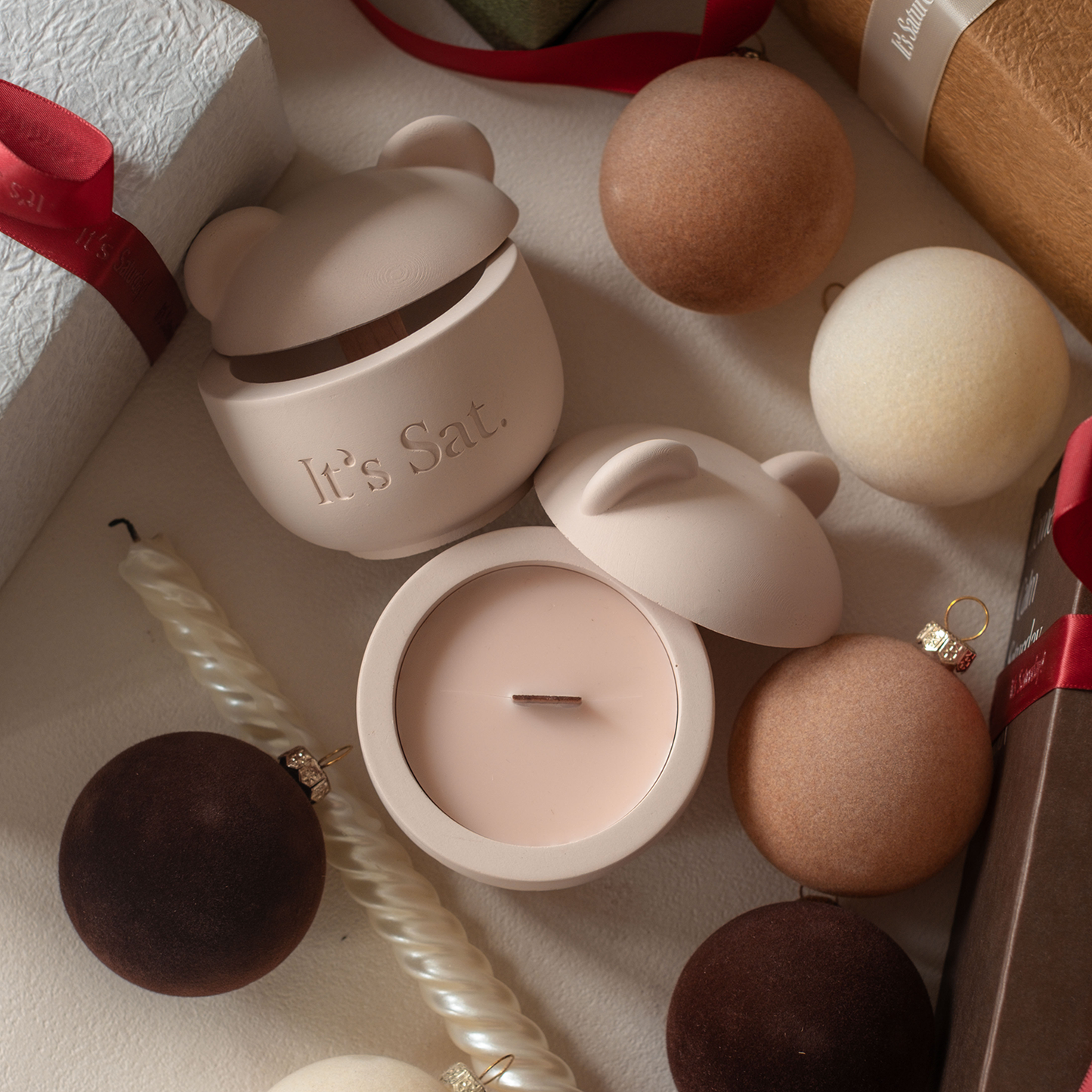 It's Saturday! 🎄聖誕限定膚熊款 - 木質馥奇調 - 禮物日 Gift Day 水泥香氛蠟燭 Wooden Wick Candle