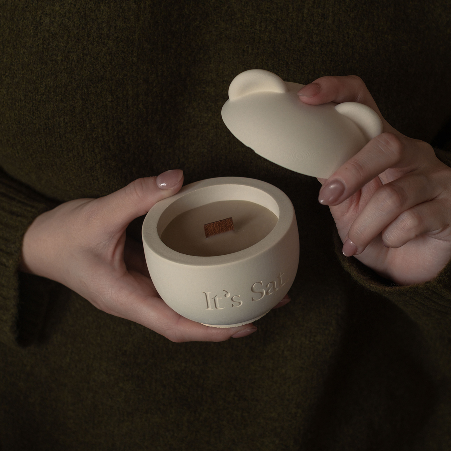 It's Saturday! 🎄聖誕限定米熊款 - 木質紅茶調 - 閣樓間水泥香氛蠟燭 Wooden Wick Candle