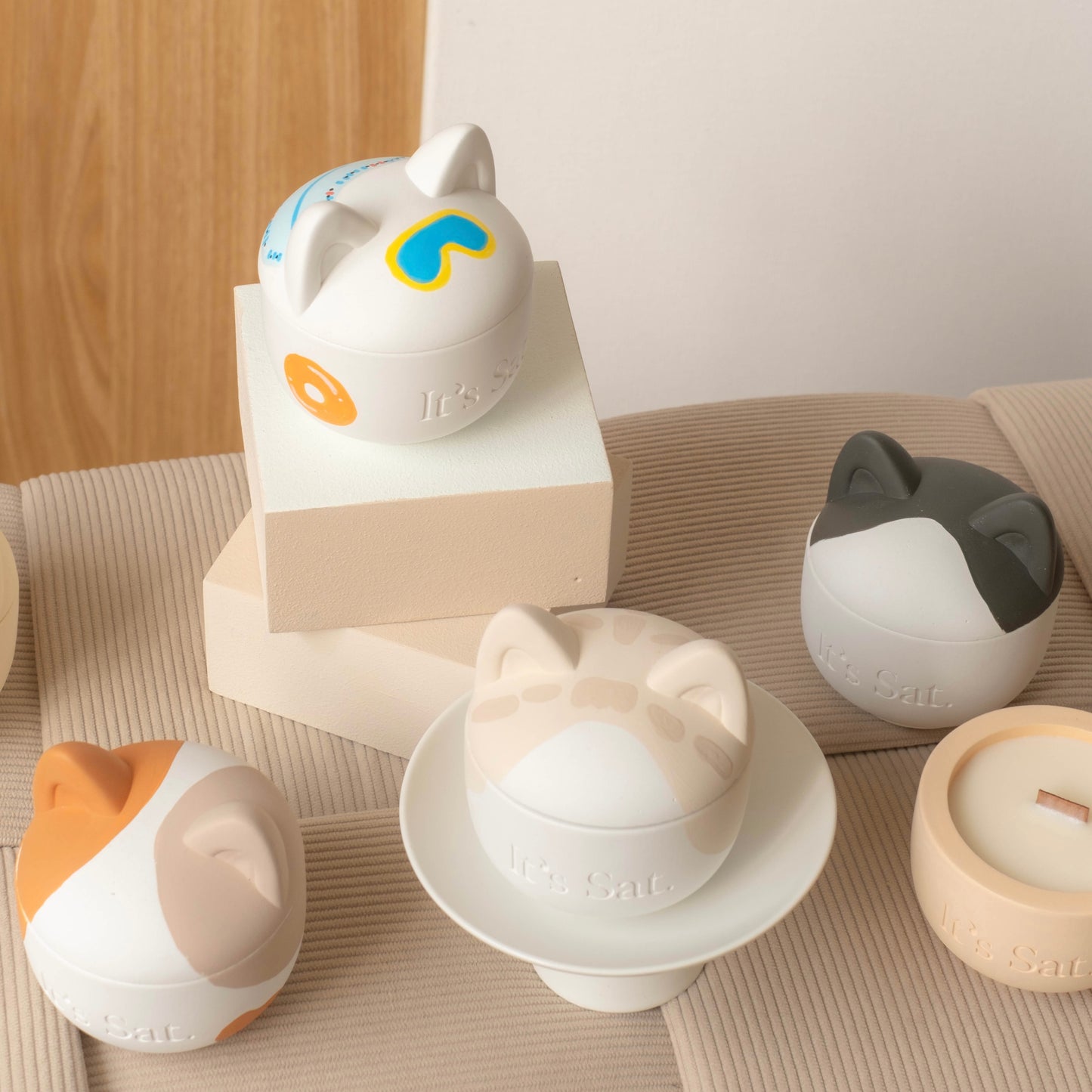 *PRE-ORDER* It's Saturday!【 Aibo 陪伴寵物系列 】限量貓耳朵手繪款 - 泳池夏日貓貓水泥香氛蠟燭 Wooden Wick Candle ＼寵物友善 Pet-friendly／